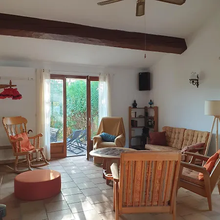 Сasa de vacaciones Detached House With Garden